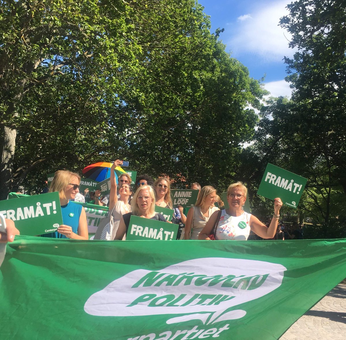 Csthlmlan's tweet photo. KÄRLEK ÅT ALLA 🍀❤️🍀❤️🍀 https://t.co/JwFkZHKp6p