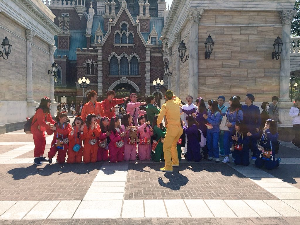 bjd_ringo's tweet photo. 同じつなぎで来てる人達と写真撮ってたら、黄色は私達にはいなくてぼっちだったんだけど、後ろからプルートが登場して来たていうこの瞬間やっぱすごくない？💛🐭🏰#ディズニーシー https://t.co/wJn7pUIB91
