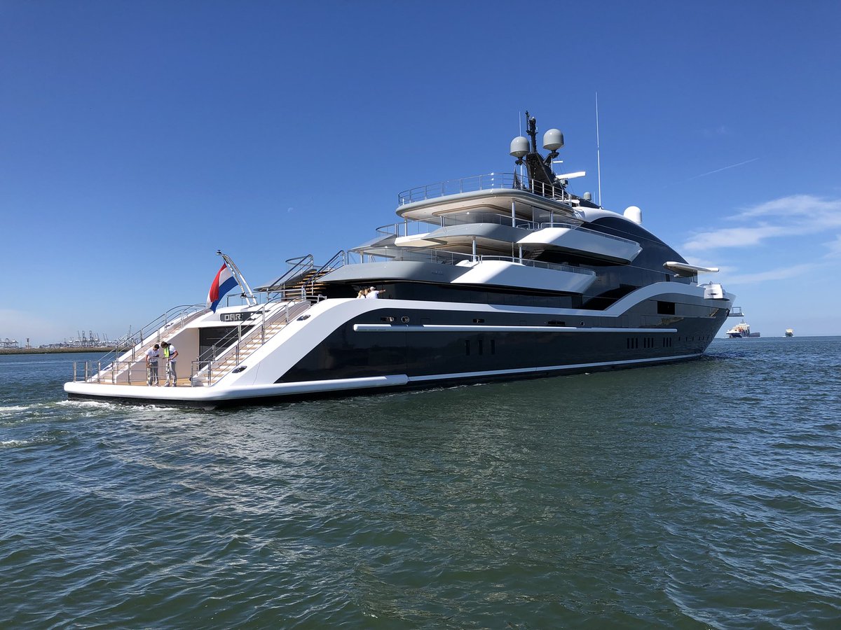 Piloting in Rotterdam; one moment you’re shifting a(dead-) containership into drydock, the next moment you’re on a superyacht (sorry no pics of its interior) 😄 #loodswezen #rotterdampilots
