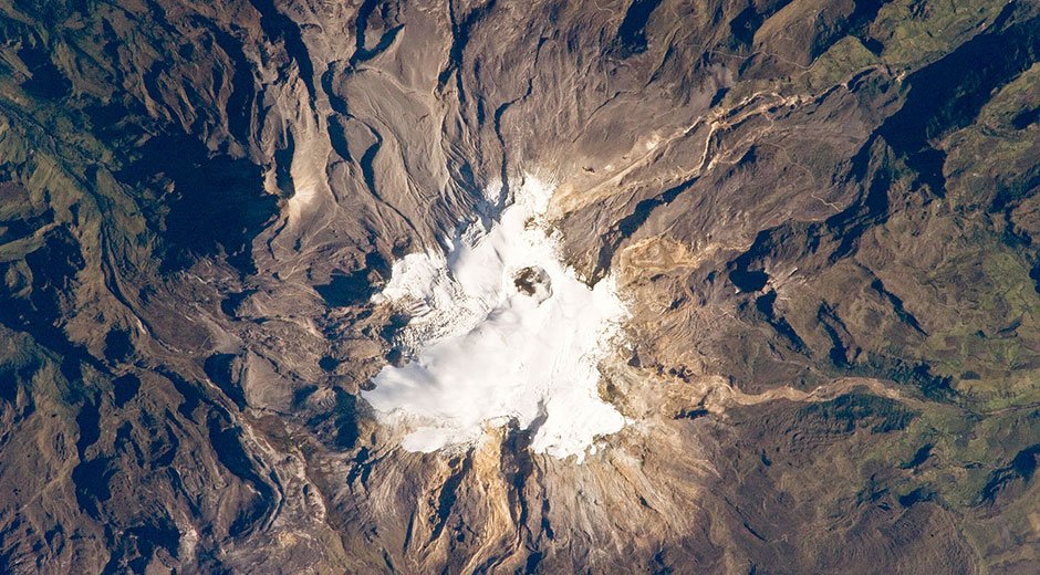 DeepSageApp's tweet photo. Foto tomada desde el espacio por la Nasa del Volcán Nevado del Ruiz en Abril de 2010 #ColombiaMagnifica https://t.co/Nzk87bJby2