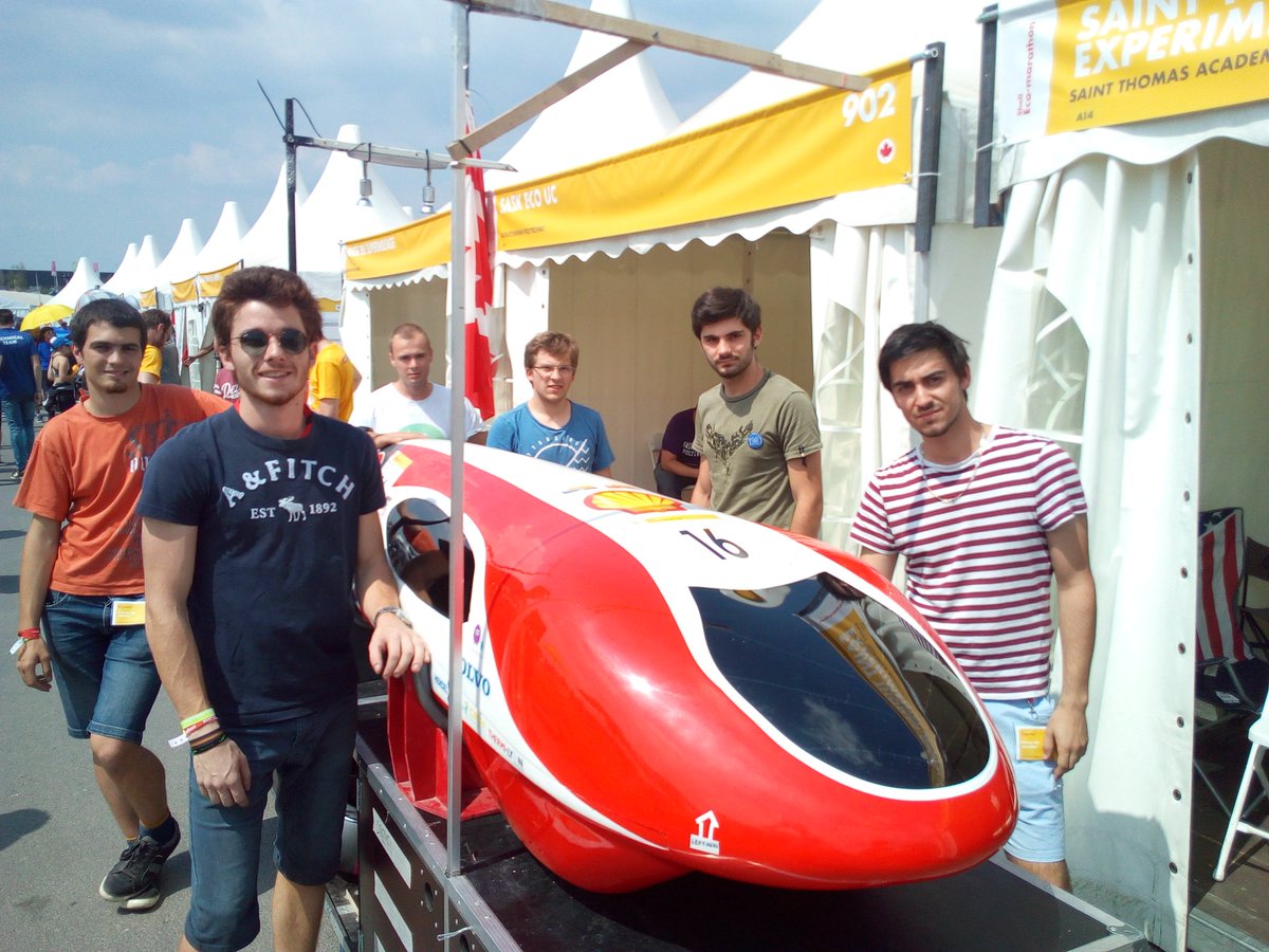 En attente dans la file pour les essais d'Icare sur la piste du <a href="/shell_ecomar/">Shell Eco-marathon</a>  🚗 sous un soleil londoniens qui sent bon le sud 😎