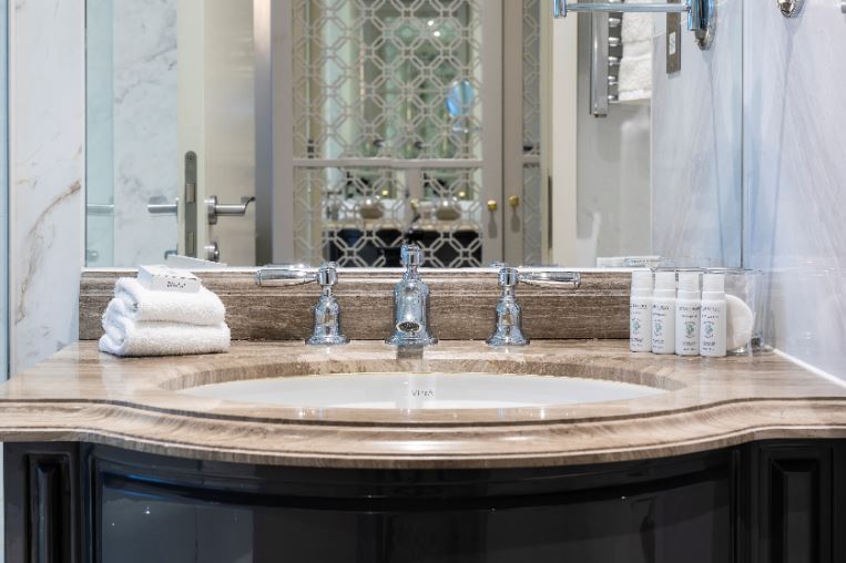 Distinction_C's tweet image. You can even bathe like royalty at the Dorsett Hotel, Shepherds Bush. Regal finishes and smooth angles give the bathrooms a touch of old school luxury. Photography credit to @snookphotograph

#LuxuryBathrooms #InteriorDetails #FindItStyleIt #InteriorDesign