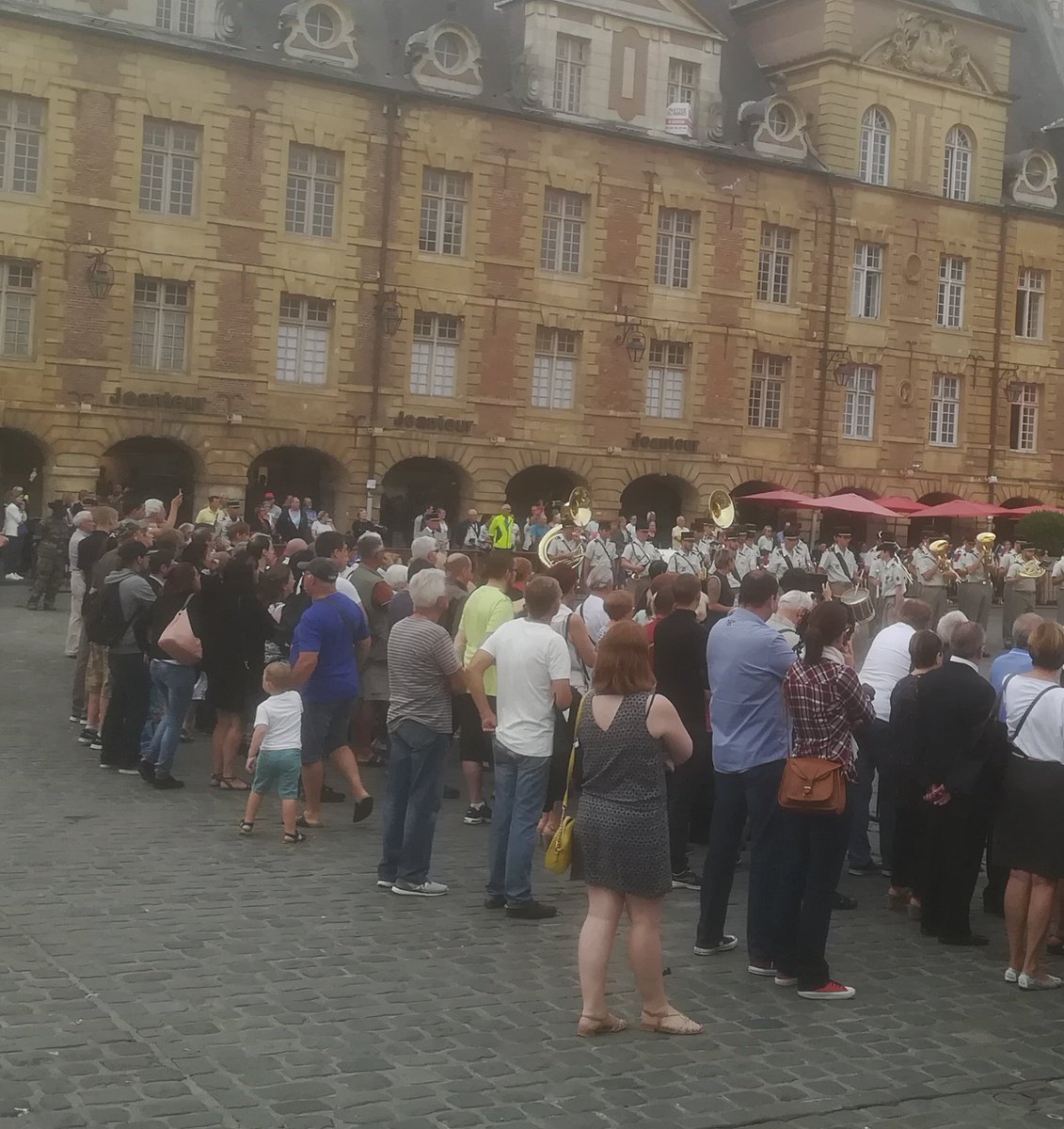 JulienAzemar's tweet image. Beaucoup de Carolos sont venus voir leur '3' #3eRG #charlevillemezieres #Ardennes @UnionArdennais
