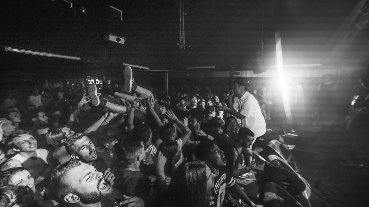 CrystalLake777's tweet image. UK/EUROPE TOUR 
Day4 in Paris, France 🇫🇷

@oceansatealaska @kingdomofgiants @Shieldsuk を迎え灼熱の夜に。また@ChunknocaptainC や @beingasanocean のメンバーも会いに来てくれて仲間の繋がりを再確認した最高の日となりました。

Paris, see you in JAPAN EXPO!!!

Photo: @johngyllhamn