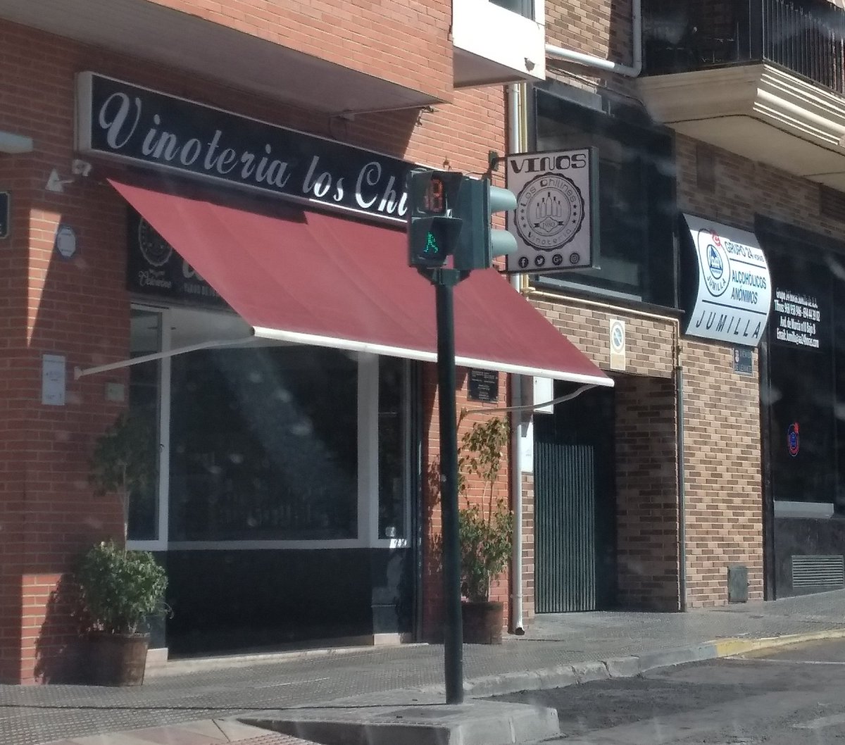 Ladysekh_70s's tweet photo. En mi pueblo han puesto Alcohólicos Anónimos al lado de una tienda de vinos. Hard level. https://t.co/QipzhLF5oC