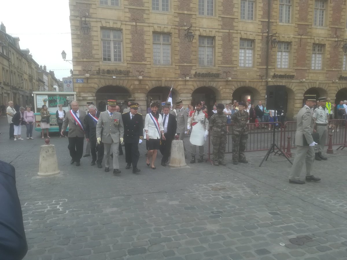 JulienAzemar's tweet image. Les autorités civiles arrivent, pour un hommage au drapeau #3eRG @UnionArdennais @PJprefArdennes @bpoletti2017