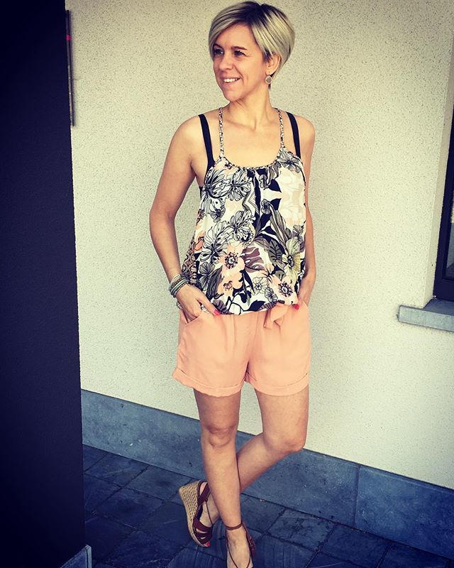 YasmineReck's tweet photo. Deze zomerse look nu aan -50% korting! Ideale outfit voor een dagje beach of pool ๐ดโ๏ธ๐น #sales #solden #kortingen #halveprijs #zomerseourfit #outfit #summer #shorts #top #flowers #colorsplash #kledinwenkel #hasselt #cosine #clothesbycosine https://t.co/1sR658CITD
