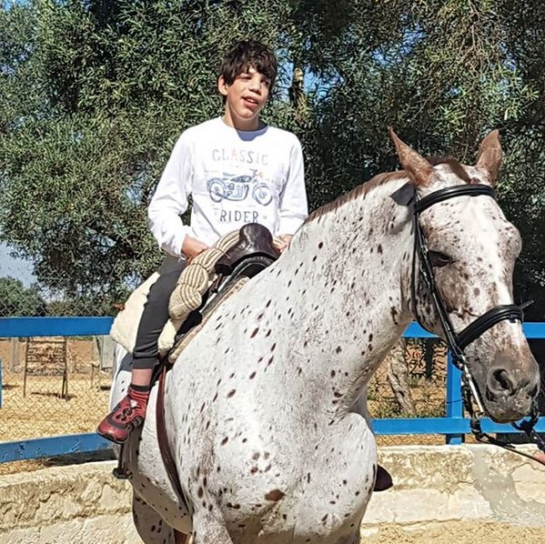 BertinOsborne's tweet photo. Vacaciones en familia 🐴 🐴 🐴  @FabiolaOsborne_ https://t.co/16DqbPRD1R