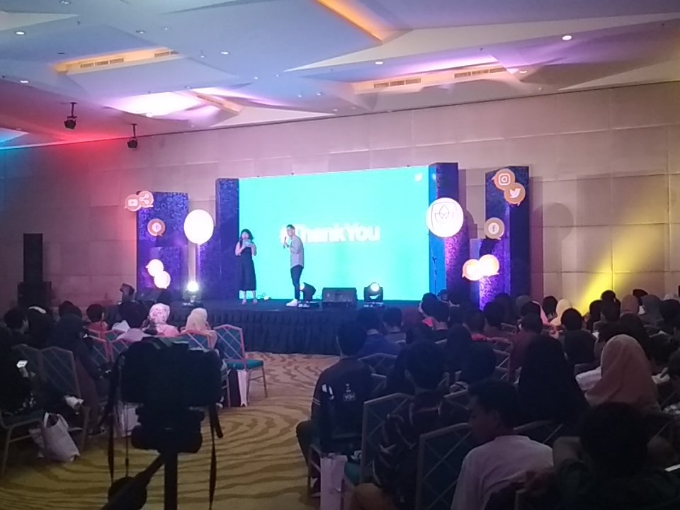 zasha_7's tweet photo. Ikutan dengerin info2 keren dari @dwiadriansah di Social Media One Day #SocialMediaOneDay @PRESUNIV @PresidentPost https://t.co/g8Z1cp6xsy