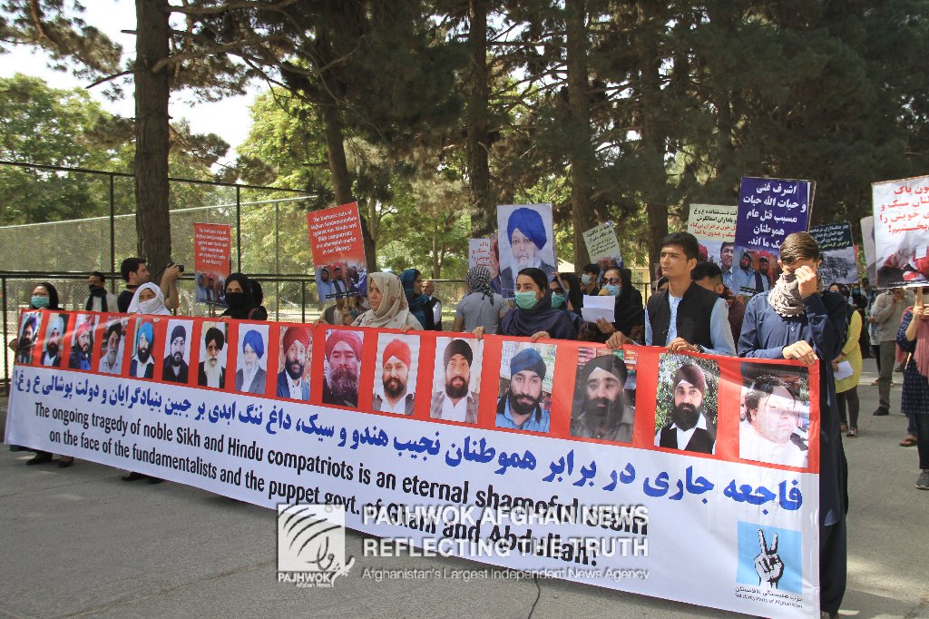 pajhwok's tweet photo. Solidarity with #Afghan #Sikh community, #Kabul residents staged protest against the killing of #Sikhs in #Jalalabad https://t.co/2BfbPMeLPR