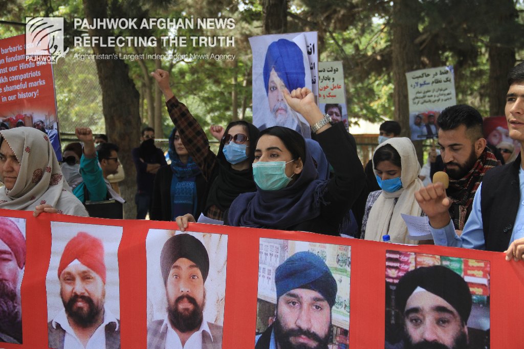 pajhwok's tweet photo. Solidarity with #Afghan #Sikh community, #Kabul residents staged protest against the killing of #Sikhs in #Jalalabad https://t.co/2BfbPMeLPR