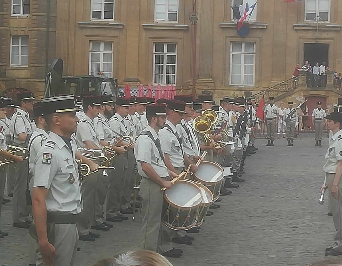 JulienAzemar's tweet image. Le Lt-colonel Logeais (à g.) va prendre le commandement du régiment. #3eRG #CharlevilleMezieres @UnionArdennais