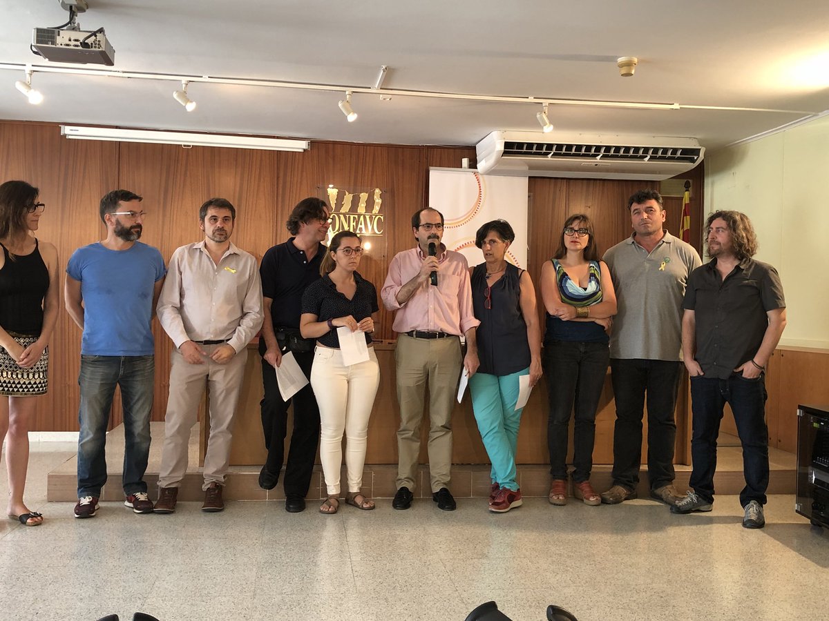 espaidemocracia's tweet photo. Arrenca la lectura del manifest que demana diàleg i negociació política “qualsevol solució política ha de basar-se en el dret del poble català a decidir el seu futur polític” https://t.co/grfLL6R9S9