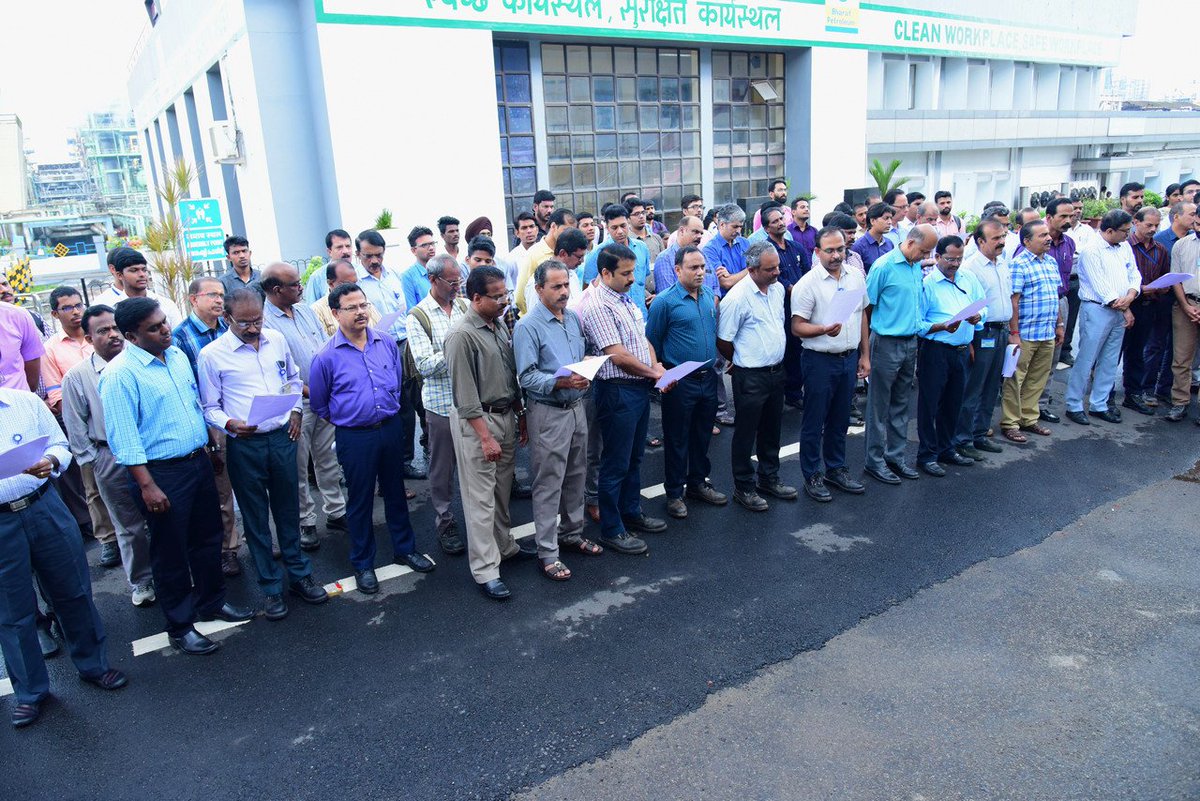 KochiRefinery's tweet photo. Employees take the #Swachta pledge at #BPCL #KochiRefinery https://t.co/CDAUjr0N87