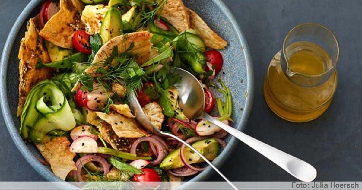 e_u_t's tweet photo. Lust auf einen leckeren Salat? Wir finden diesen hier top:🥗🥖🍞🍅
https://t.co/JmyHzOR3fQ #Salat #Sommer #Brot #Brotsalat #Sommergericht https://t.co/gpVdfaVDH7