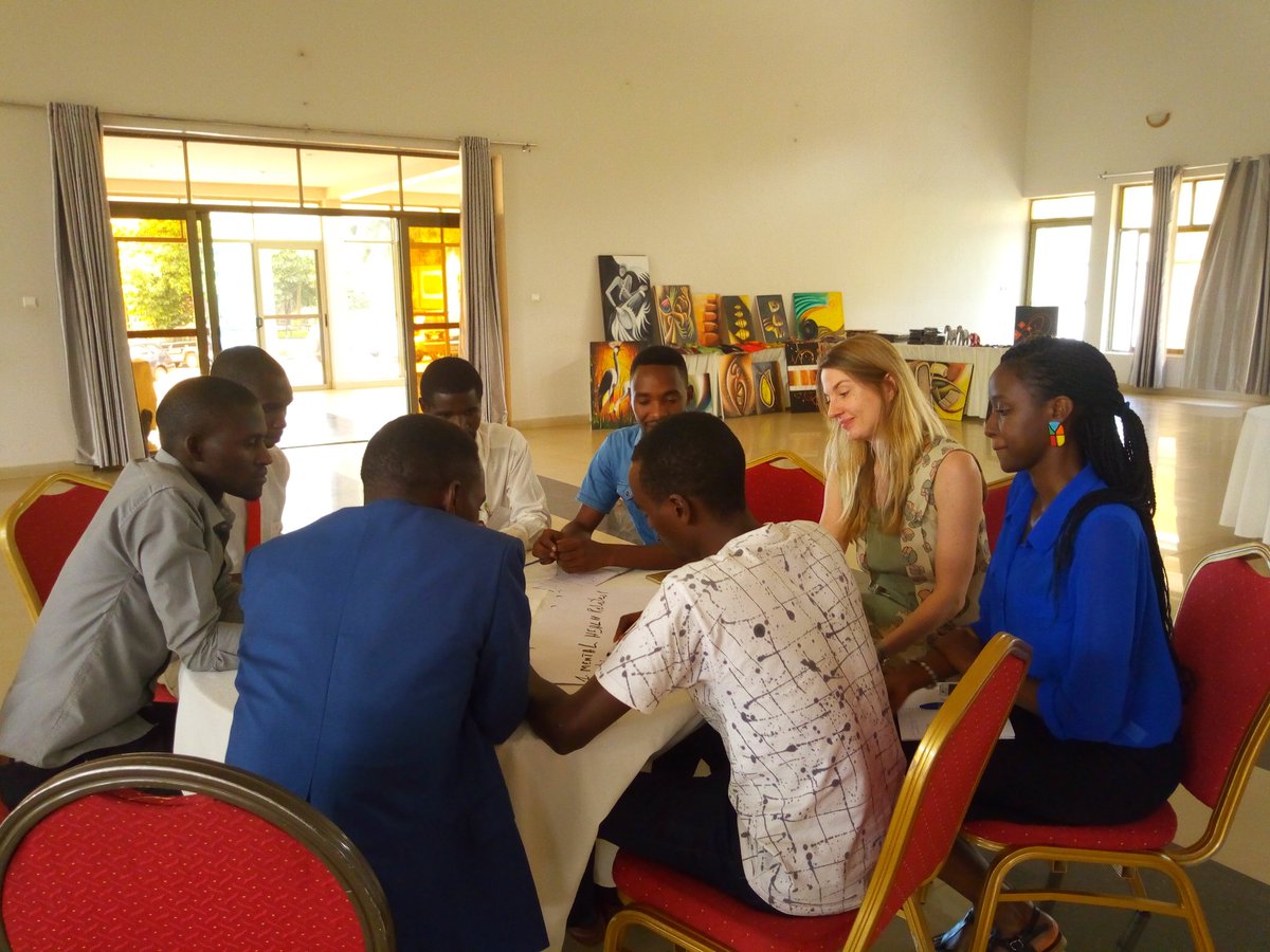 Rw_Psychology's tweet photo. Group discussion about stigma and discrimination around mental health is going on: 3 groups are called upon to answer all 3 questions, enlightening strategies and suggesting way forward. #StudentsWorkshop #FSS2018 @Uni_Rwanda https://t.co/7Vakgpq0OM
