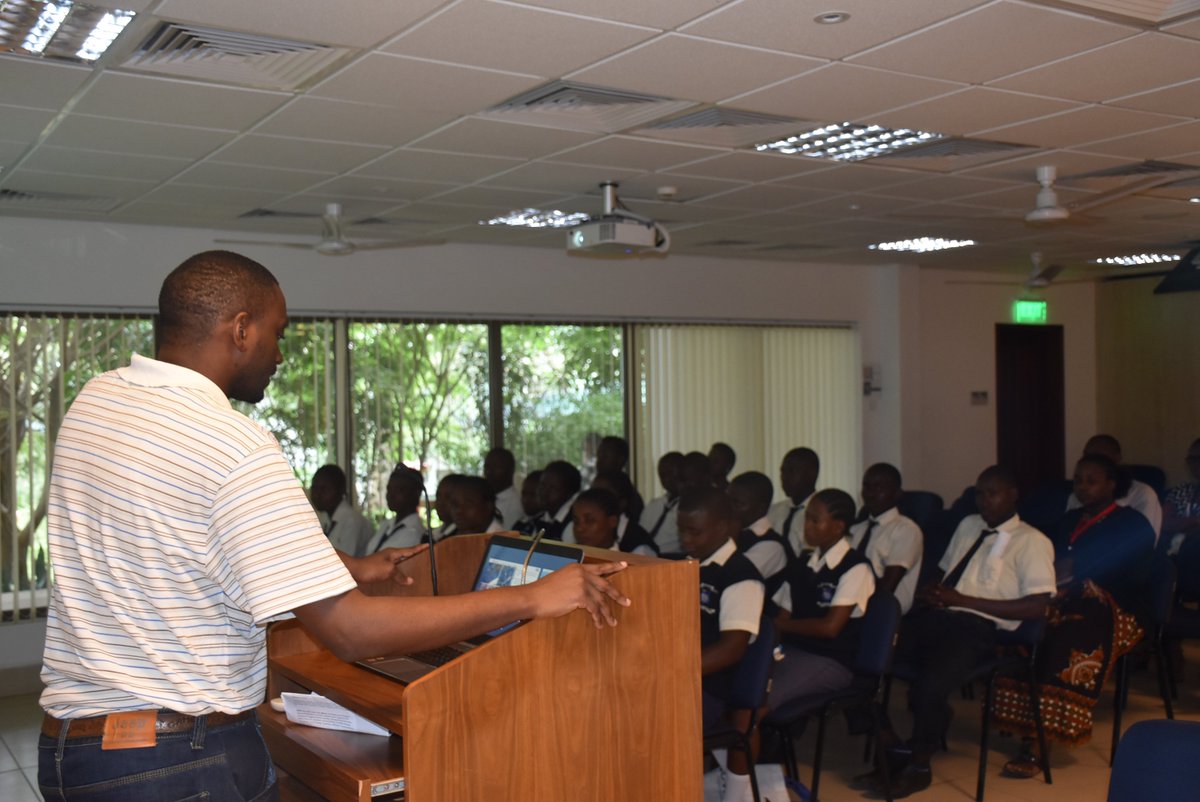 ShaddBaraka's tweet photo. Topped it off with sagely advice and a range of talks on drug abuse in Kilifi, sexual reproductive health and importance of science to the youth - Huge Thanks to Derrick Ssewanyana @makobu @chapakiti https://t.co/UUtjoSPZhW