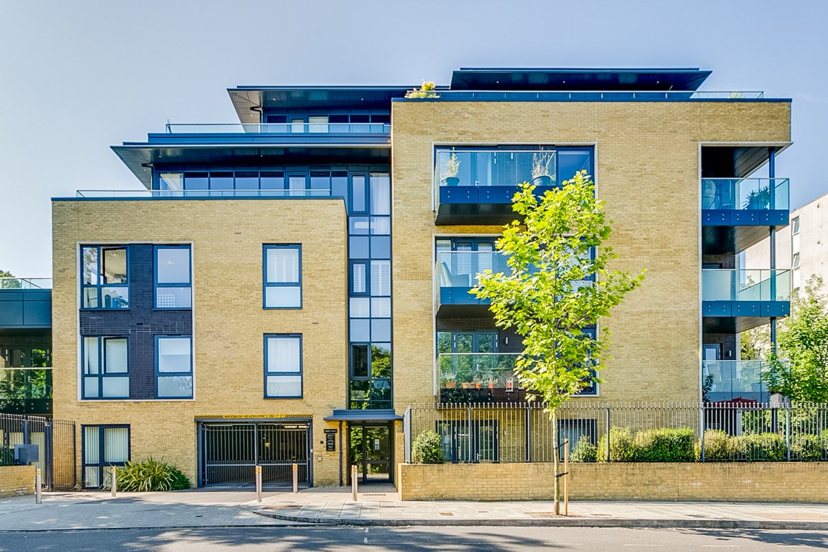 This stunning 2 bedroom apartment on the 2nd floor features a west facing balcony, underfloor heating and underground parking £645,000
chestertons.com/property-to-bu…