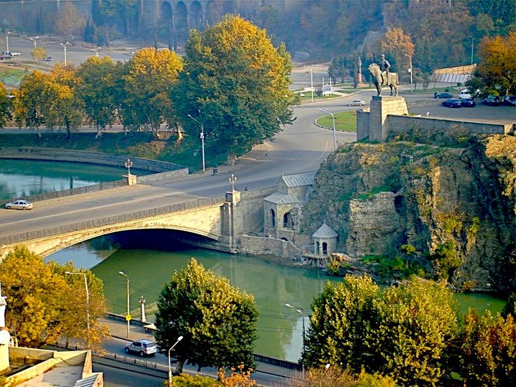 Кишинев тбилиси. Мтквари река в Тбилиси. Грузия Тбилиси осень. Грузия осенью Тбилиси. Метехский мост в Тбилиси.