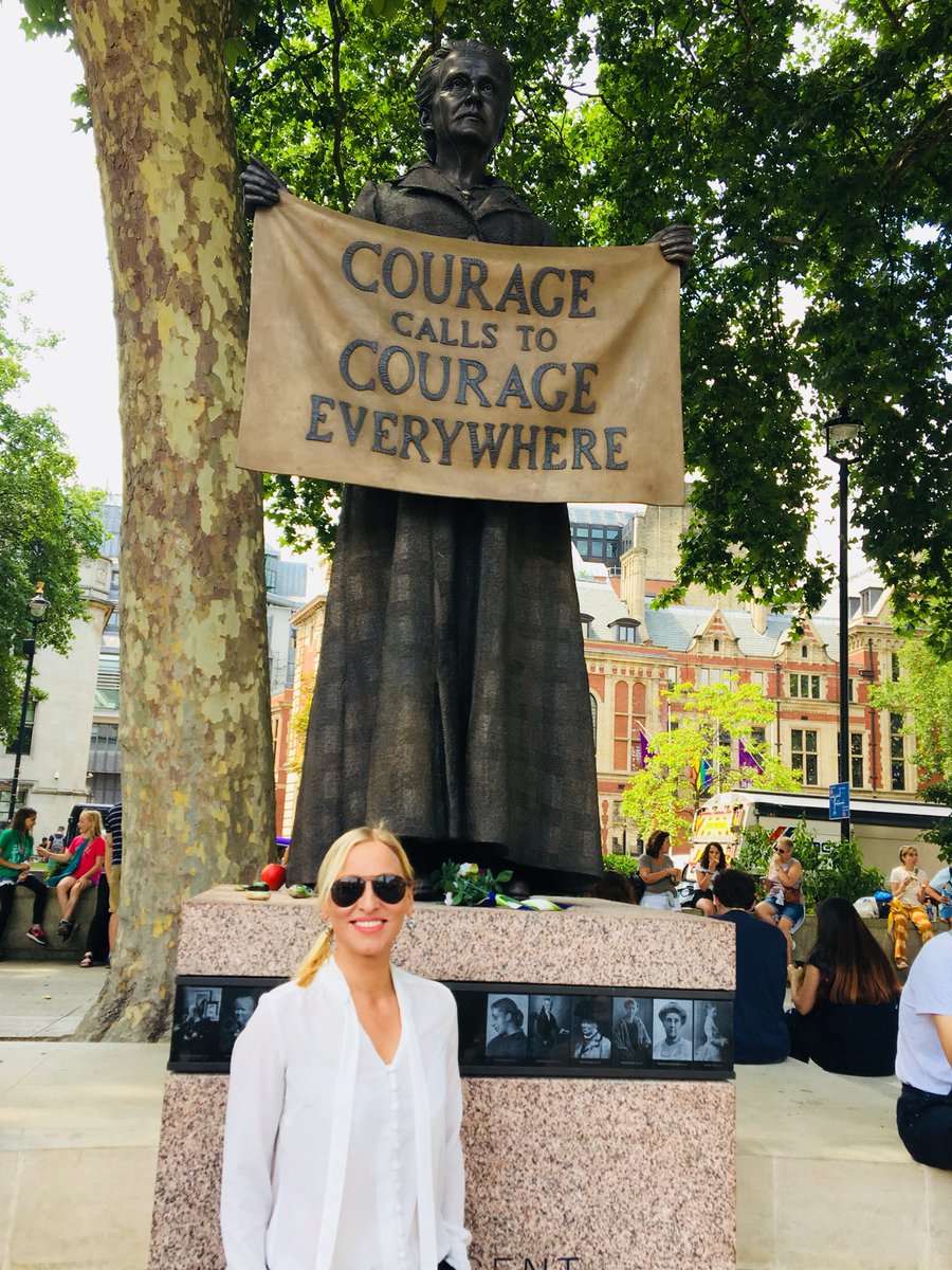 Without this great lady,networks such as #WIFO would not be here. 
Mancunian & woman in fit-out 
@fisskills in London’s Parliament Square
#progressforchange #jobsforgirls #thisgirlcan  #jointhedots #interiorsystems 
#pankhurstlondon #pankhurstinthepark #pankhurst100