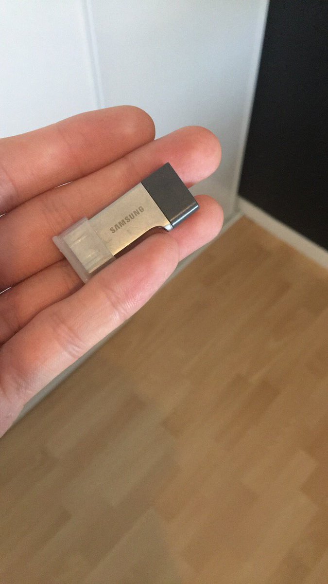 bennyraconte's tweet image. Hello! Clef USB retrouvée dans le train provenant de Paris Montparnasse à destination du Croisic. Elle contient des centaines de documents, dont des recherches datant de 2006. Tout ça m’a l’air assez important, alors si vous pouviez RT pour essayer de retrouver le propriétaire..!