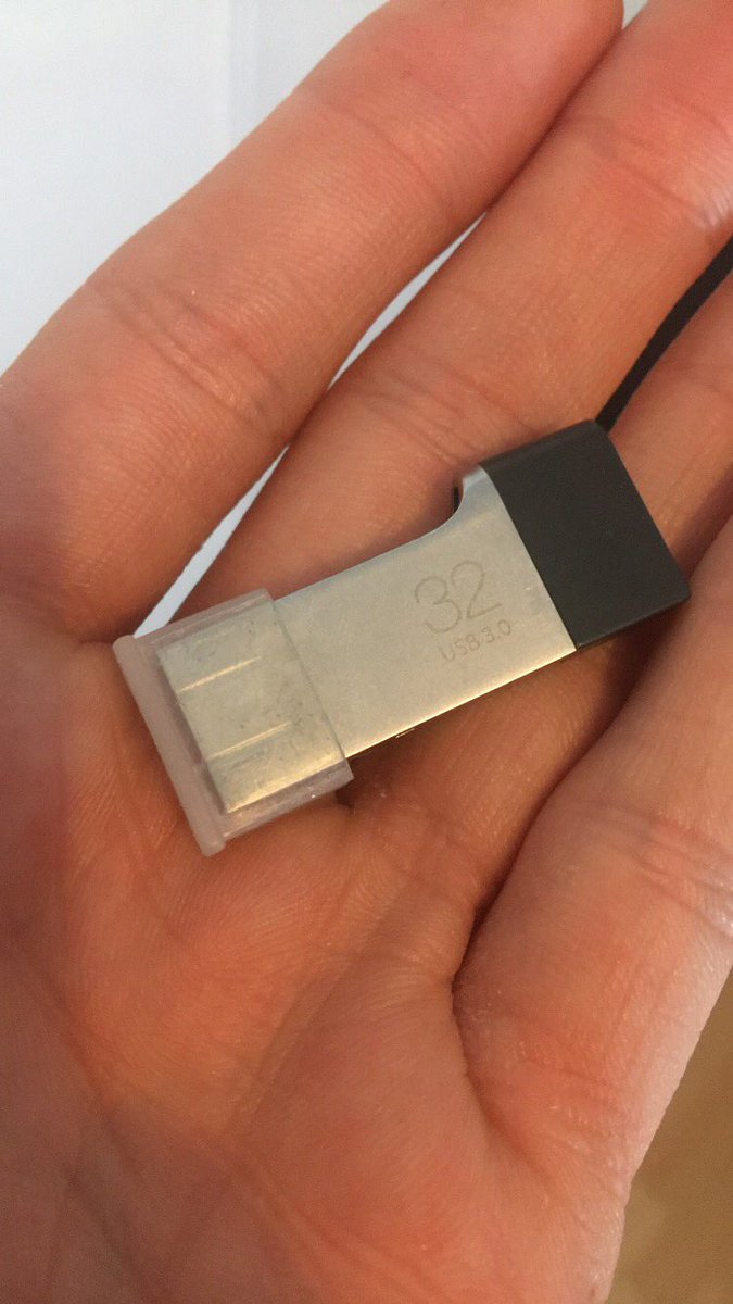 bennyraconte's tweet image. Hello! Clef USB retrouvée dans le train provenant de Paris Montparnasse à destination du Croisic. Elle contient des centaines de documents, dont des recherches datant de 2006. Tout ça m’a l’air assez important, alors si vous pouviez RT pour essayer de retrouver le propriétaire..!