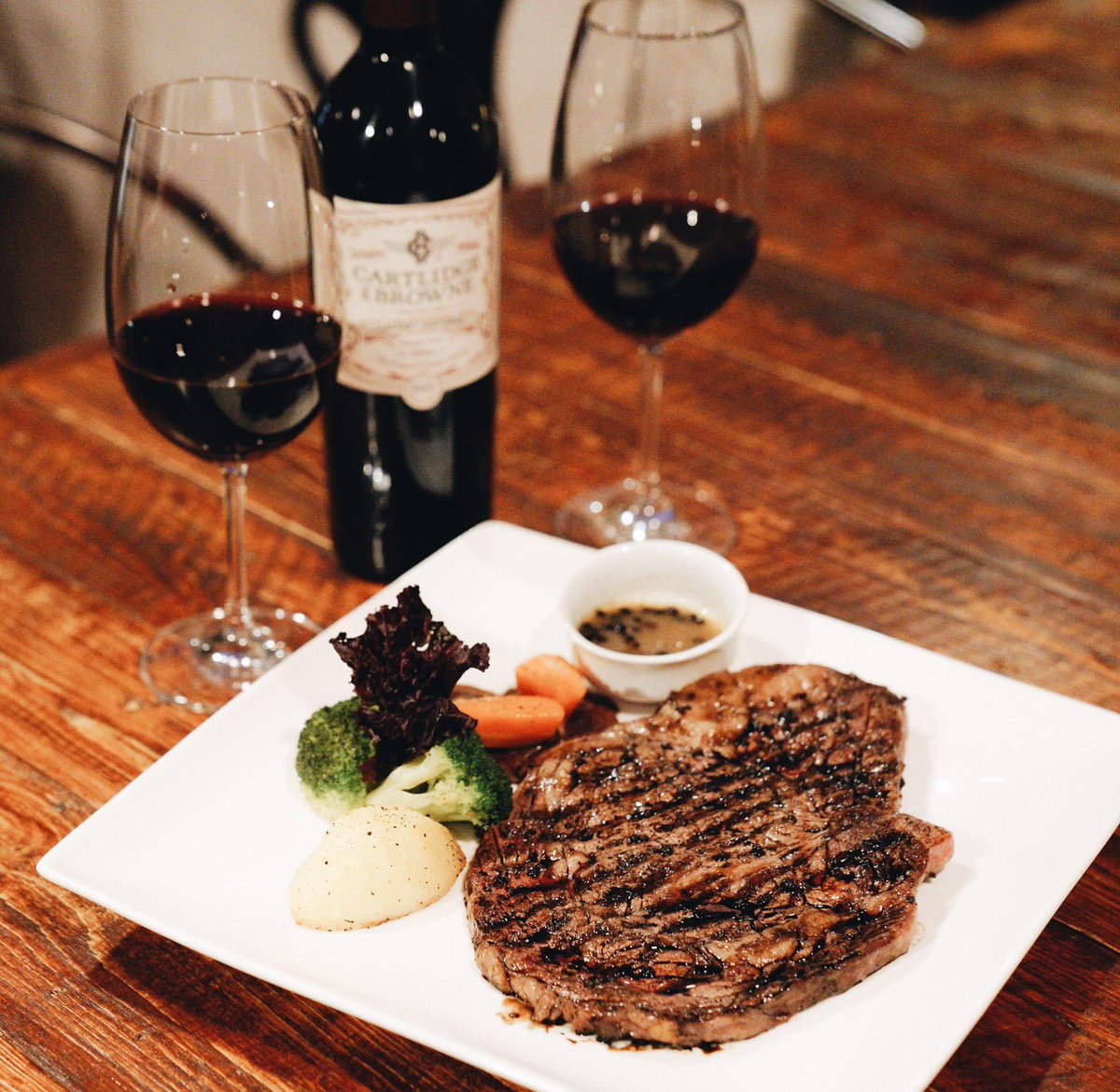 DiscoverMnl's tweet photo. #DMFoodSeries

How’s that next wine night coming together? 🍷🥩

🍷 from @thewineclubphilippines 
🥩 US Wagyu Ribeye from @rarefoodshop https://t.co/iUNmDwrwz1