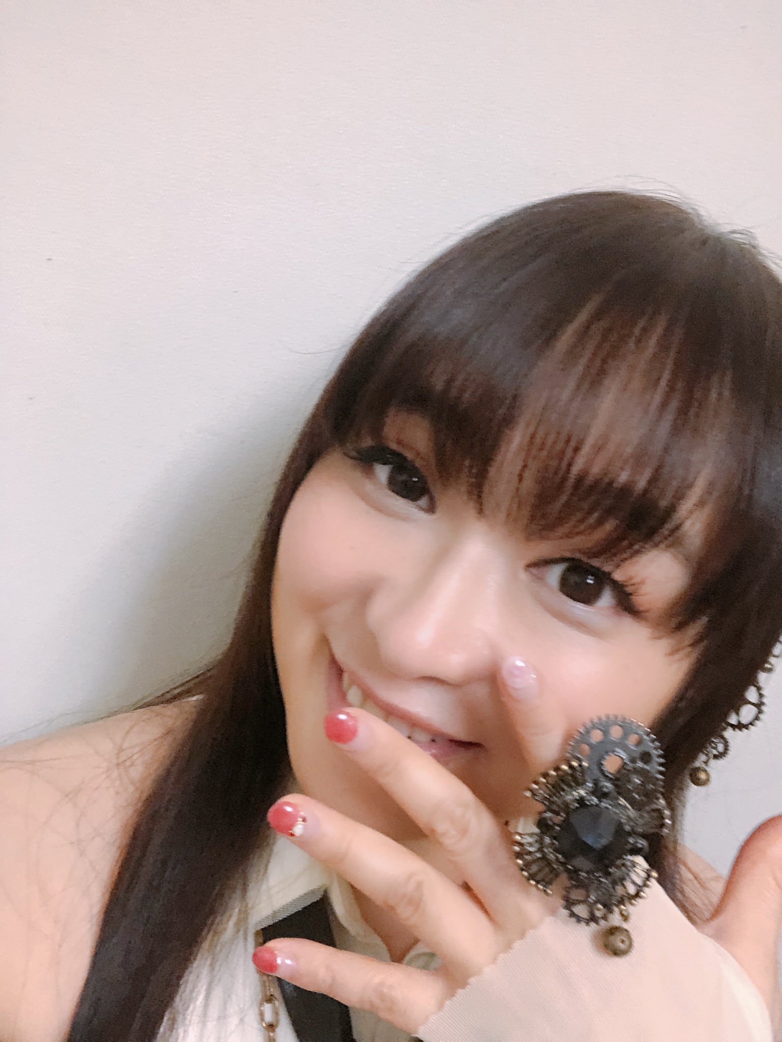 今井麻美 シュタインズ ゲート ゼロ エンディング World Lineのpv撮影しゅーりょー 衣装おりえちゃんが シュタゲ世界を表現したアクセをオリジナルで作ってくれた 神 自撮りはやっぱ下手やな
