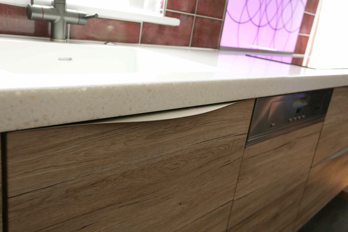@himacsuk Gemini worktop from @somersetworktop looks amazing in a chunkier 50mm thickness here. Malibu handles from @furnipart 😍