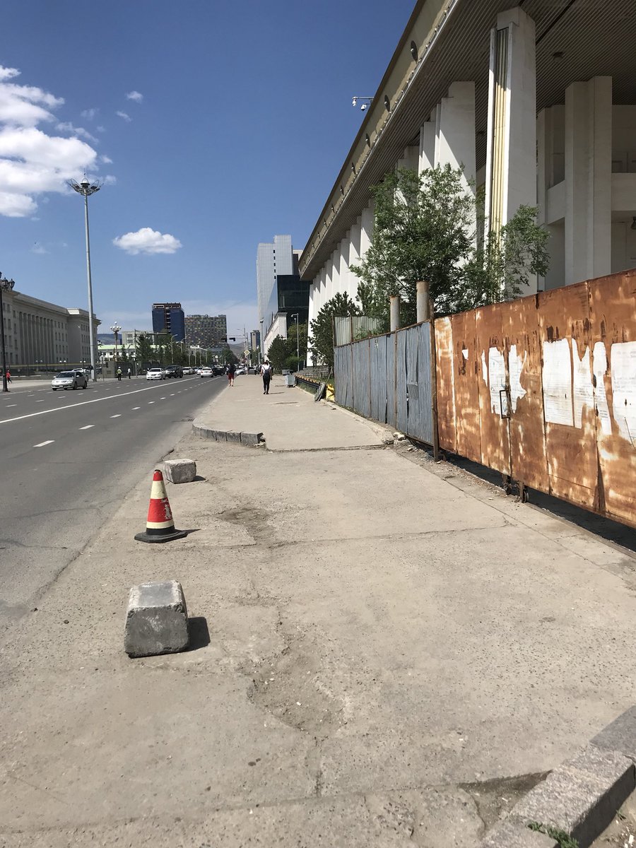 Энд машин зогсоохыг бас болиулж. Явган явахад амар болж. Одоо жоохон давраад энэ хашааг арагшлуулж байранд нь тавиулж, өнгө үзэмжийг нь засахыг шаардах уу? Тийм бол ретвит! Наадмаар олуулаа талбайнхаа өнгийг засаад авья. Олны хүч - оломгүй далай! #ХүчтэйХамтдаа