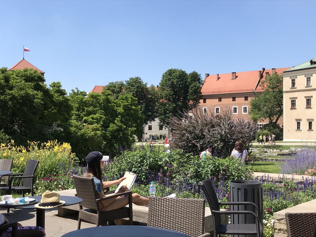 C_MAlexander's tweet photo. Today’s lunch stop - Wawel Castle in #Krakow #Poland @VisitPolandinfo #euroheatwave https://t.co/hM0ZnE2oSc