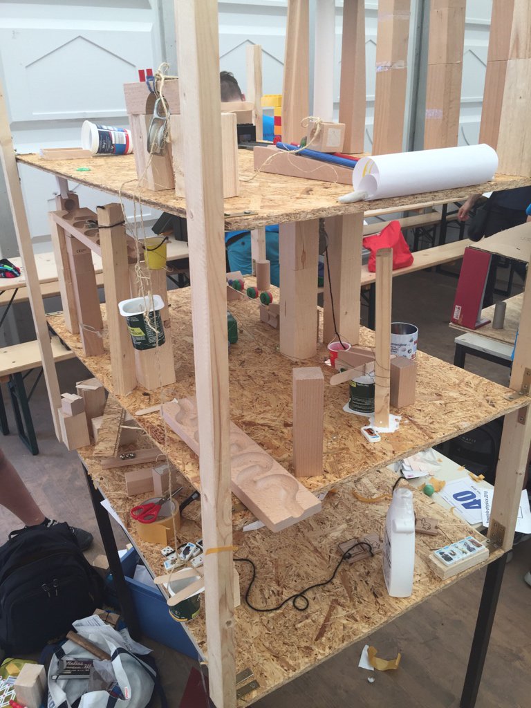 nicolas_woehrl's tweet photo. Vierter Tag #freestylephysics an der @unidue. Heutige Aufgabe: Kettenreaktionen. https://t.co/Y33vFGfYMD