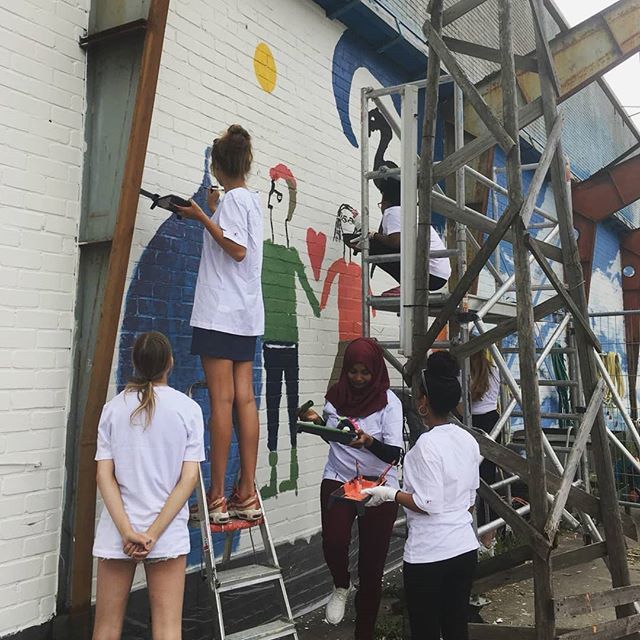 Masterpeace2014's tweet photo. We started the Walls of Connection in Alkmaar, the Netherlands today! Together with the students of @stedelijkdaltoncollegealkmaar and artist Rob Komen we are painting a wall at @hal25.alkmaar!
#WatIsJouwVerhaal #MasterPeace #WallsOfConnection https://t.co/DZvemnHm4d https://t.co/TKsifWXGUc