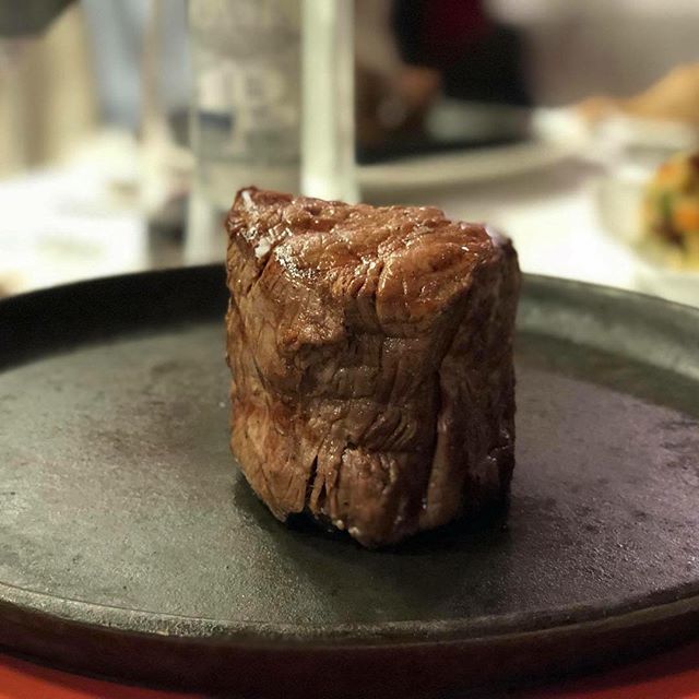 ComerEnAlmeria's tweet photo. Hoy nos desvivimos por este pedacito de cielo. Un solomillo que por poco se derrite como la mantequilla en nuestra boca. Una experiencia que recomendamos de las muchas que podemos encontrar en Restaurante La Gruta. #carne #parrilla #asador #almeria https://t.co/P0m0wi9Vyq