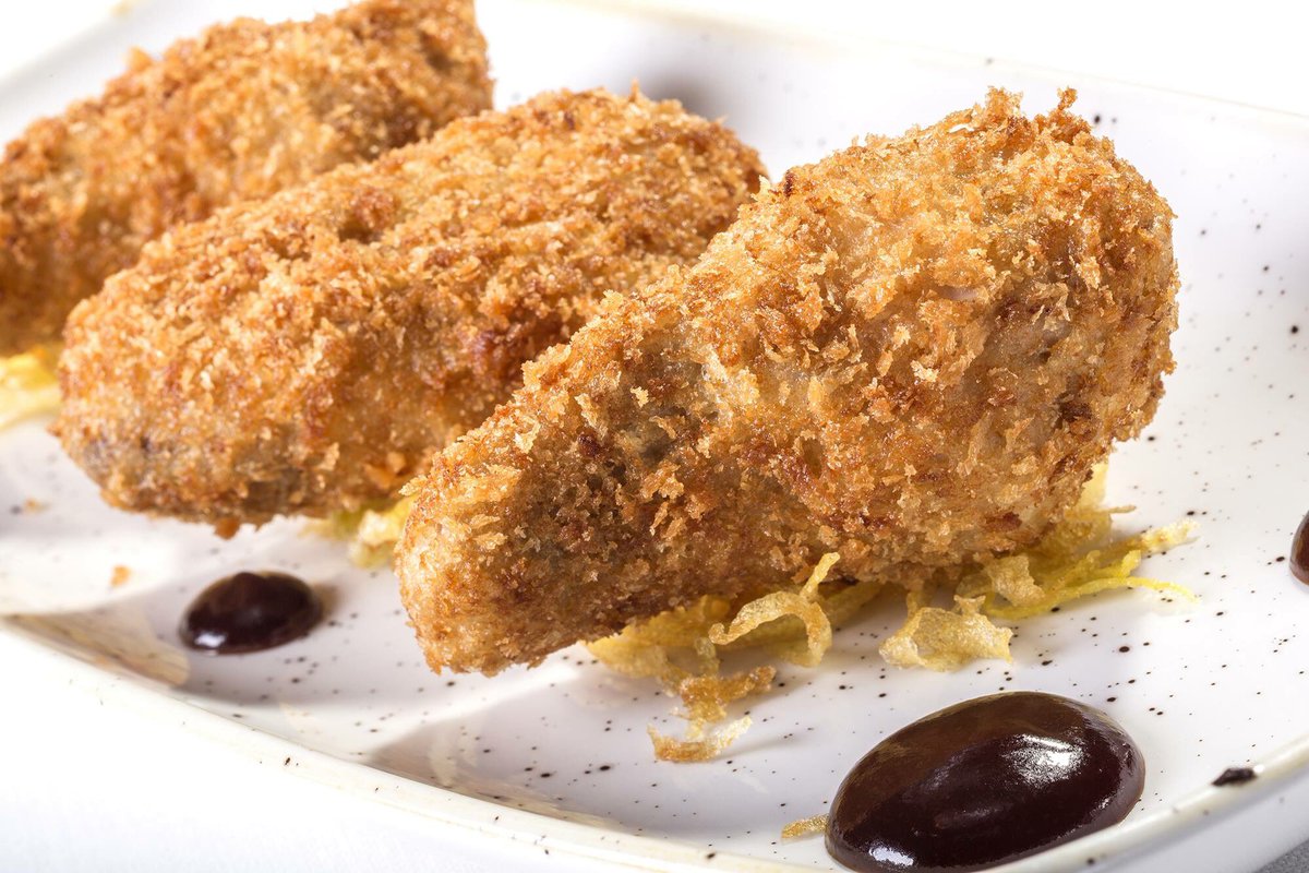 ¿Algo para picar? Hoy te proponemos empezar con nuestras Alitas de pollo con salsa Pekín. ¡Son adictivas! 
 #KomfortCalpe #tapas 
· · · ·
Do you fancy something new to start your meal with us? Today we suggest you to try our Chicken Wings with Pekín sauce. They’re irresistible!