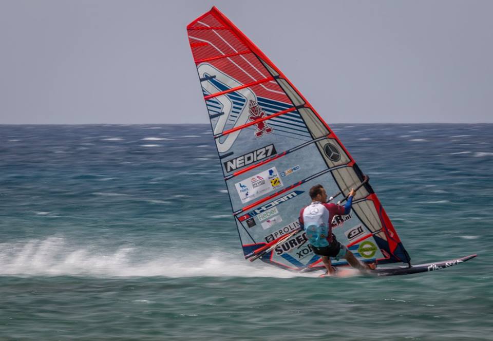 Yes! Twan Verseput heeft opnieuw de wereldtitel in het speedsurfen veroverd. De Nederlander prolongeerde zijn wereldtitel met een topsnelheid van 74,15 kilometer per uur. 💨🚀 Gefeliciteerd met de titel Twan! Lees verder ➡️ boardsport.watersporters.nl/blogs/2018/jul…
