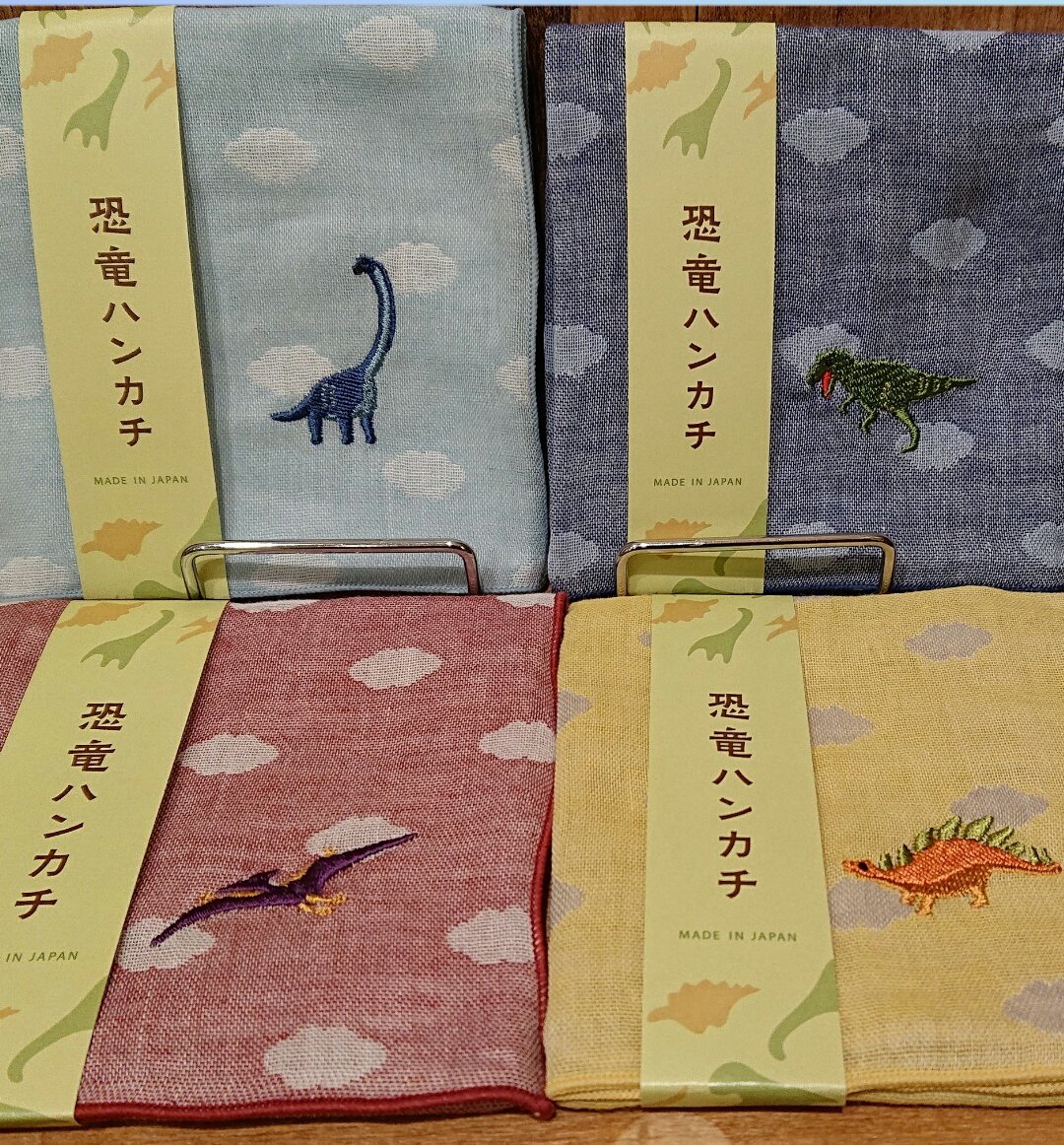 Emi 今日見つけたこの恐竜ハンカチ かわいすぎて買おうか本気で悩んでる 画像荒いけどこのかわいさ伝わってほしい 恐竜ハンカチ スーベニール