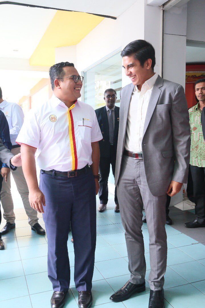 AmirudinShari's tweet photo. Attended MOU Signing Ceremony between Yayasan Raja Muda Selangor and SHRDC, Next Academy, Kolej Komuniti &amp; ILKBS. Also present DYTM Raja Muda Selangor and Minister of Youth and Sports Bro @SyedSaddiq  ! https://t.co/tdWM25nGhj