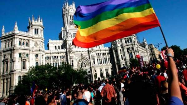 BanzaiMadrid's tweet photo. 🏳️‍🌈 ¡Ven con nosotros a celebrar el Orgullo! 🏳️‍🌈

Tendremos cócteles toda la semana. 🍸
Nuestros deliciosos platos 🍣 
Y un descuento especial para los que reserven por la web. 💲

 👉 https://t.co/4TJS7NOtER

#OrgulloMadrid2018 #sushi https://t.co/R08j8PcjmW