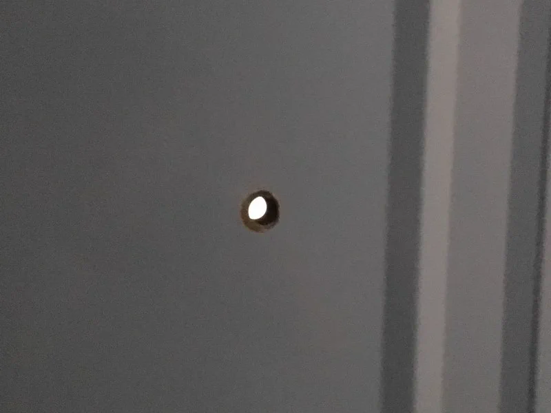 ドアに付いてる覗き窓が取れたので？万華鏡とフリー素材のインド人で応急処置した結果ｗｗｗ