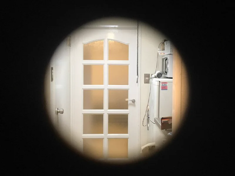 ドアに付いてる覗き窓が取れたので？万華鏡とフリー素材のインド人で応急処置した結果ｗｗｗ