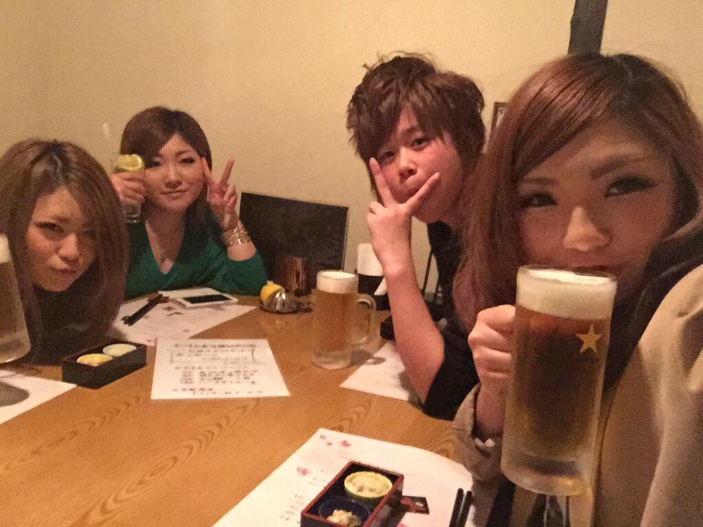 kyootan20's tweet photo. 現在と19の時代。
皆大人になりました🙆💕
それでも変わらず何でも話せてくだらない事で笑って久しぶりに集まっても前と何にも変わらない君たちが大好き💕💕
キャディーなんて一人しか残ってないし1人わ子持ち🙆💕皆中々会えないけど昔と変わらず幸せに暮らしてます❤ https://t.co/dj760mHTr4