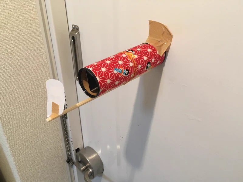 ドアに付いてる覗き窓が取れたので？万華鏡とフリー素材のインド人で応急処置した結果ｗｗｗ