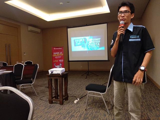 REBON_org's tweet photo. Mas Agus @saegaleri dalam sesi perkenalan komunitas di Halal Bi Halal Smartfren Community. Dan ternyata banyak komunitas lain yg hadir dsini loh.
.
.
@smartfrenworld
@sf_community_
.
#unlimitedaja
#rebon
#bloggercirebon
#smartfrencommunity https://t.co/89pvMaFZ0v https://t.co/96GbgYp6sc