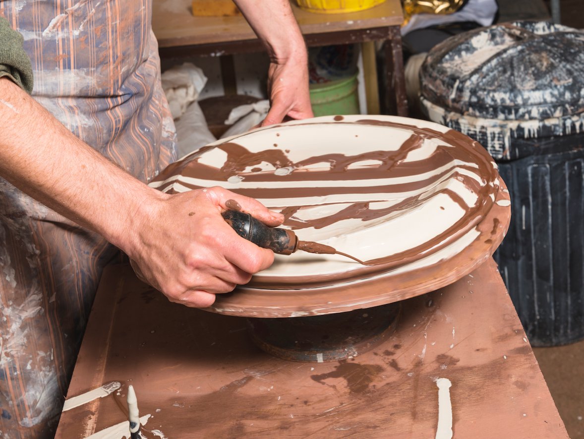 ceramicreview's tweet photo. #CRThrowbackThursday: Learn how to decorate slipware with potter Dylan Bowen
(@dylbowen1) in this archive article from 2014, available for one week: https://t.co/8q24CYIQur https://t.co/ZUjPRgcQpr