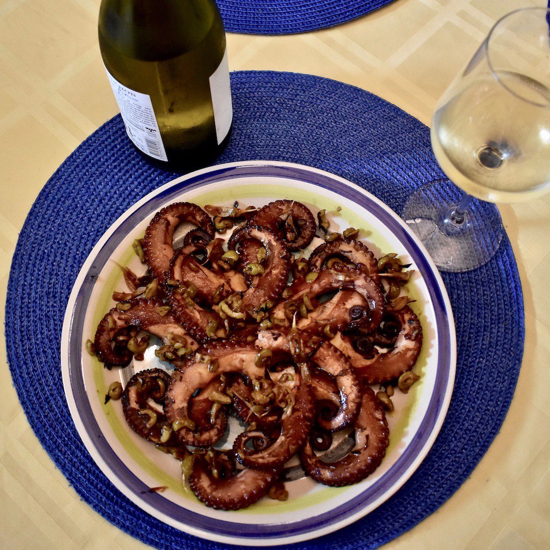 From our kitchen in Baracoa, Cuba: octopus “al ajillo”… 
villaparadisobaracoa.com/en/villa-parad…
#Baracoa #Cuba #BedAndBrekfast #Guesthouse #CubaTrip #CubaHoliday #Foodie #FoodTravel #FoodTravelChat #CasaParticular #CubanHospitality #Seafood #Wine #FruitsDeMer #Vin #Cuisine #FineCuisine