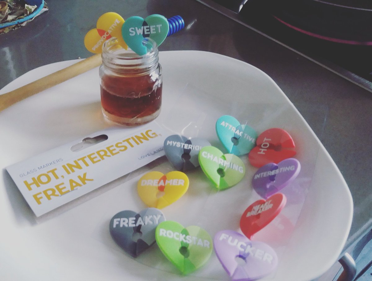 joliecourge's tweet image. Time to cook con @WeAreLovelander .
Flipo con sus #glassmakers 
No se puede ser más cuqui a la hora de #erotizar lo #cotidiano.
#sexbloggers #sexbm2018 #tupersex #cuqui