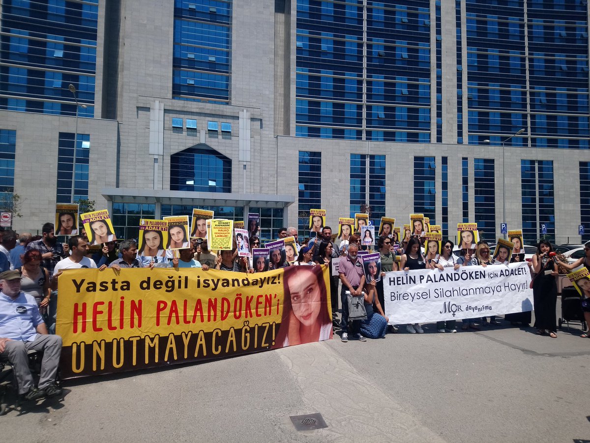 DayanismaMor's tweet photo. Helin Palandöken için Adalet!
Bireysel silahlanmaya hayır!
Bugün Helin Palandöke için erkek adalet değil gerçek adalet talebiyle yanyana geldik. Kadın ölümlerini normalleştirmesine izin vermeyeceğiz.
Kadın cinayetleri politiktir! https://t.co/FNEGbztRcQ