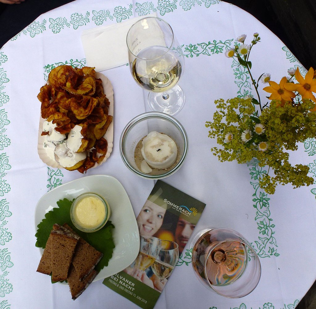 evinumweb's tweet photo. Silvaner at night with selfmade potato chips in Drescher's Bio Weinhof #sommerach What's your favorite tonight? #franconia #frankenwein #visitbavaria #winelover #winetravel #wineblogger #winelife#wine #vino #winelovers #wine_passion #winetasting #germanwine #bayern #bavaria https://t.co/L0HFzgfgcz