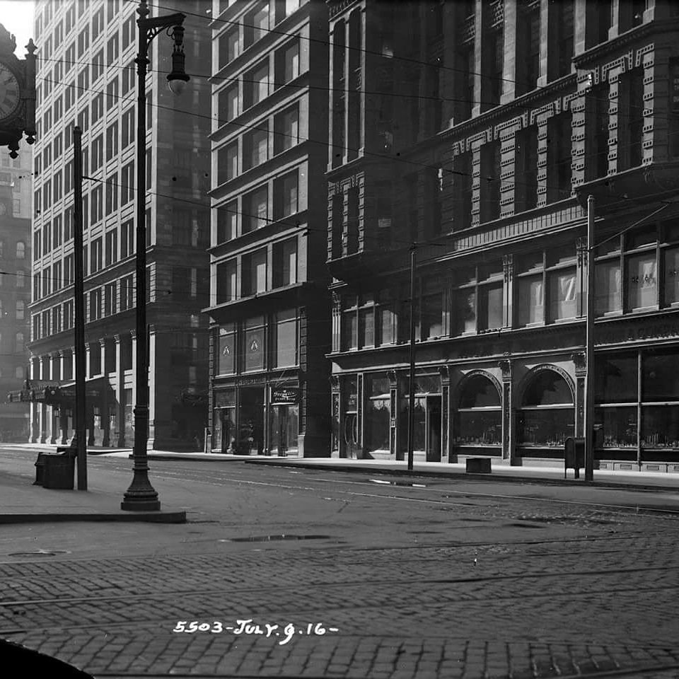 MWRDGC's tweet photo. Historical photo of the week: An eastward view along Washington Street at the intersection of State and Washington Streets in Chicago on July 9, 1916. #TBT #Chicago #cookcounty #Illinois #infrastructure #street #forgottenchicago https://t.co/vijSEUsRGF